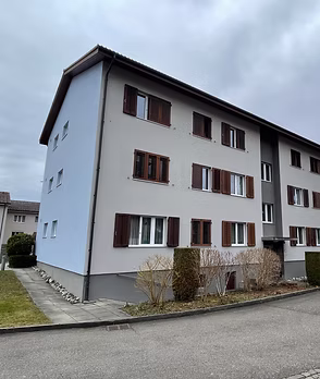 Mehrfamilienhaus mit heller Fassade und grüner Umgebung – Wohnliegenschaft von immobilien seebag